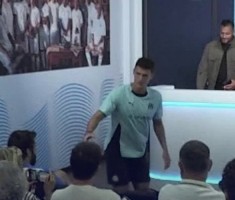 有礼貌在新闻发布会之前，帕瓦尔与现场所有记者握手